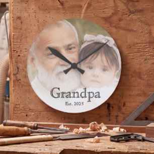 Opa hat Foto Weiß Fett Minimal Text gegründet Große Wanduhr
