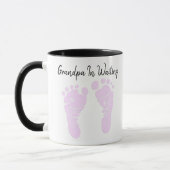 Opa in Gewartet Überraschung Pink Baby Footprints Tasse (Links)