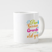 Opa ist für die Gestaltung alter Typ" Jumbo-Tasse (Vorderseite Rechts)