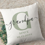 Opa Monogram Elegant Script Silver Green Kissen<br><div class="desc">Personalisiertes Kissen für einen neuen Großvater oder langjährig etablierte Großad, die Sie an das Datum anpassen können, an dem sie zum Großvater wurden. Dieses trendige minimalistische Design hat eine subtile Farbpalette aus silbergrün, schwarz und weiß. Es hat ein Opa Monogramm, mit dem ersten Buchstaben G und dem Namen Großvater, in...</div>