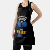 Opa nie unterschätzen mit einem Pickleball Schürze (InSitu)