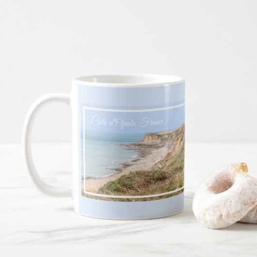 Opal Coast Turquoise Sea and Cliffs Kaffeetasse (Mit Donut)
