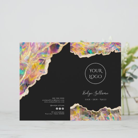 Opal Design auf der schwarzen Menübroschüre (Stehend Vorderseite)