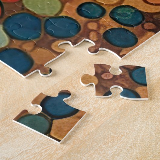 Opaleszente Katze im mosaikähnlichen romanischen D Puzzle (Seite)