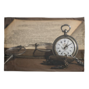 Opa's antike Uhr und Brille Kissenbezug