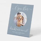 Open Bar Personalisiert Dusty Blue Pet Dog Wedding Sockelschild (Vorderseite)
