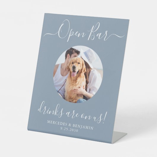 Open Bar Personalisiert Dusty Blue Pet Dog Wedding Sockelschild (Vorderseite)