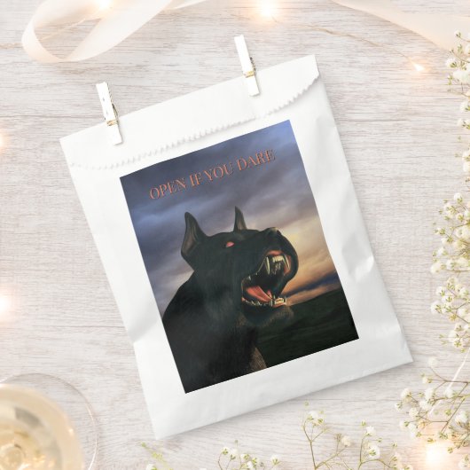 Open If You Dare. Big, black dog Geschenktütchen (Ausgeschnitten)