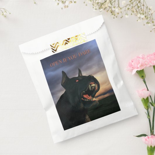 Open If You Dare. Big, black dog Geschenktütchen (Versiegelt)