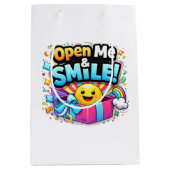 Open Me & Smile Gift Bag – Fun Party Illustration Mittlere Geschenktüte (Vorderseite)