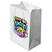 Open Me & Smile Gift Bag – Fun Party Illustration Mittlere Geschenktüte (Rückseite Schrägansicht)