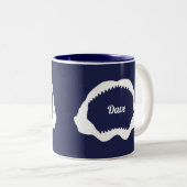 Open White Shark Kiefer und Zähne auf Navy Blue Zweifarbige Tasse (VorderseiteRechts)