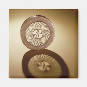 Openwork Kastendeckel, von Cornalaragh Magnet