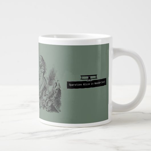 Operation Alice in Wonderland Alice im Wunderland Jumbo-Tasse (Rechts)