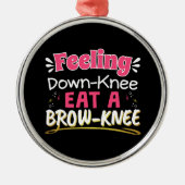 Operation Positivität Pub Niedlich Brownie Ornament Aus Metall (Vorne)