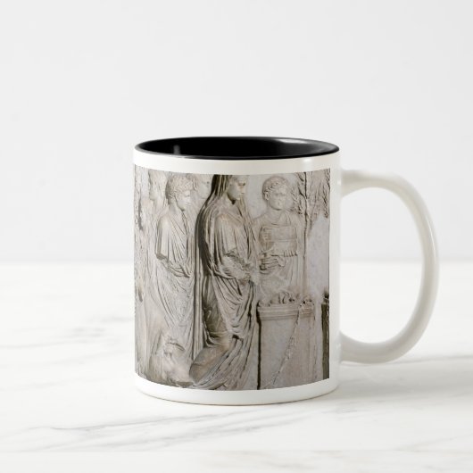 Opfer eines Stiers, des RAMs und des Schweins Zweifarbige Tasse (Rechts)