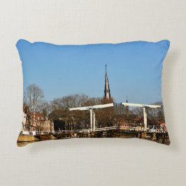 Ophaalbrug over gracht in Nederland. Dekokissen