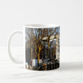 Ophaalbrug over gracht in Nederland. Kaffeetasse