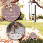 Ophelia ・ Blütenglücklicherweise immer nach Hochze Windspiel<br><div class="desc">Feiern Sie Ihre Liebe mit diesen Personalisierten Windspielen der Ophelia Wedding Suite. Diese Windspiele mit ihrem wunderschönen blauen mauvfarbenen Blumendesign und der Phrase "Happily Ever After" auf der Vorderseite sowie einem individuell gestaltbaren Foto und Hochzeitsdetails auf der Rückseite sind ein perfekter Sake für frisch verheiratete Gäste. Ideal als Hochzeitsgeschenk, Jubiläumsgeschenk...</div>