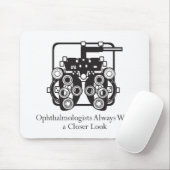 Ophthalmologists nehmen einen naheren Blick Mousepad (Mit Mouse)
