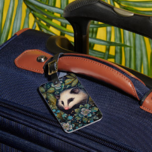 Opossum auf dem Gepäckträger-Tag in Brambles Gepäckanhänger