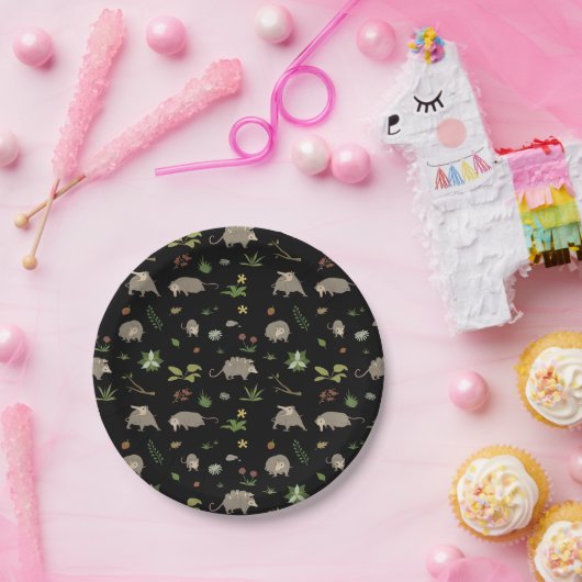 Opossum auf einem Berry-Feld in Schwarz Pappteller (Party)