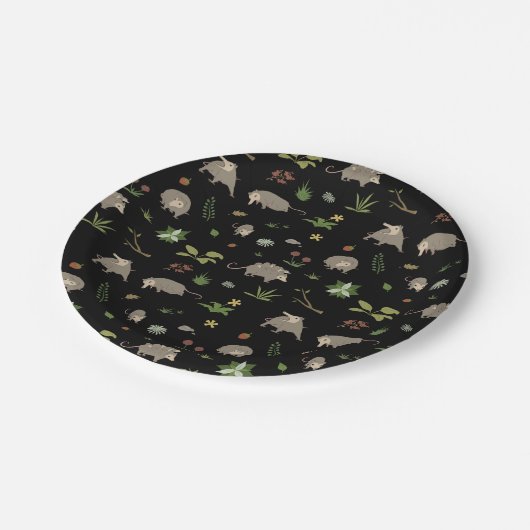 Opossum auf einem Berry-Feld in Schwarz Pappteller (Schrägansicht)