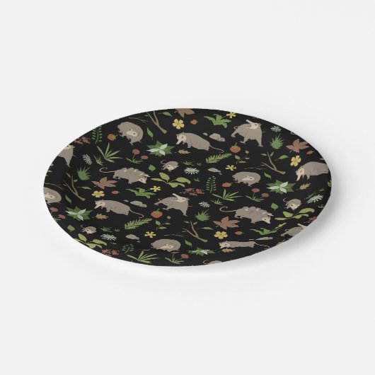 Opossum auf einem Berry-Feld in Schwarz Pappteller (Schrägansicht)