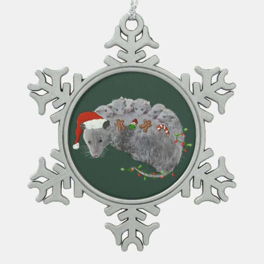 Opossum Christmas Baby Possum in Lights ummantelt Schneeflocken Zinn-Ornament (Vorderseite)