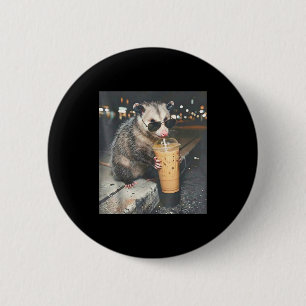 Opossum, das eisgekühlten Kaffee trinkt, lustiges  Button
