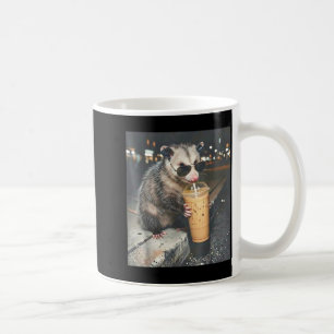 Opossum, das eisgekühlten Kaffee trinkt, lustiges Kaffeetasse