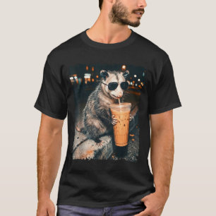 Opossum trinkt eisgekühlten Kaffee lustiges Possum T-Shirt
