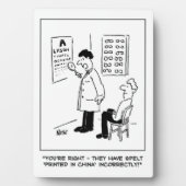 Optiker, der einen Augentest ablegt. Funny Fotoplatte (Vorderseite)