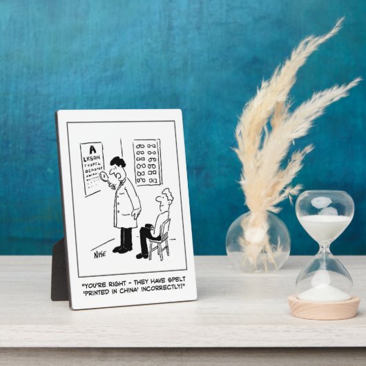 Optiker, der einen Augentest ablegt. Funny Fotoplatte (Seite)