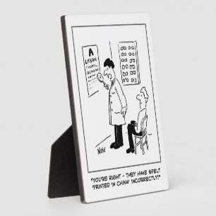 Optiker, der einen Augentest ablegt. Funny Fotoplatte