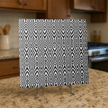 Optische Illusion von Schwarz und Weiß-Geometrie Fliese<br><div class="desc">Modernes und einzigartiges Dekorfliesen-Design mit einem nahtlosen Muster aus geometrischen Formen in Schwarz und Weiß. Textur mit optischer Illusion Wirkung.</div>