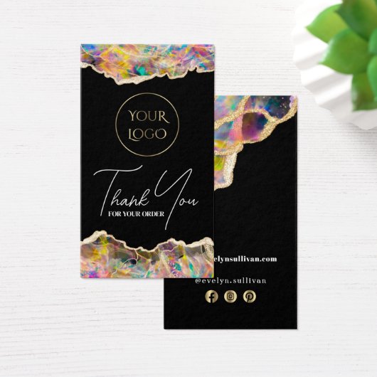 Optisches Design auf schwarzer Beilage (Schreibtisch)