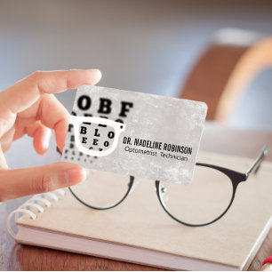 Optometriker Brille Prüfung auf Augenhöhe und Terminkarte