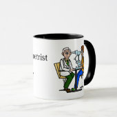 Optometrikerin, die die Tasse der Prüfung ablegt (VorderseiteRechts)