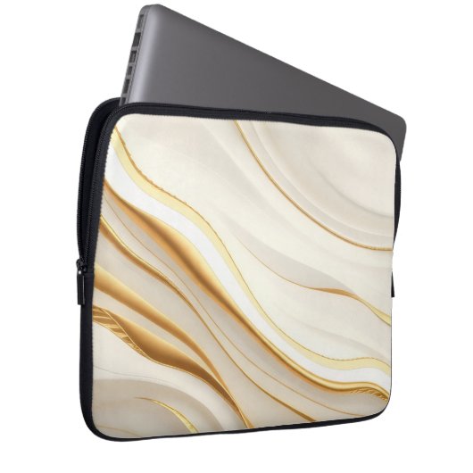 "Opulent Gold and Cream Marble Swirls" Laptopschutzhülle (Vorne Rechts)