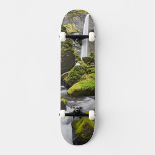 OR, Columbia River Gorge, Elowah Fälle und Skateboard
