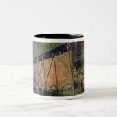 OR, Jackson Landkreis, McKee Covered Bridge Zweifarbige Tasse (Mittel)