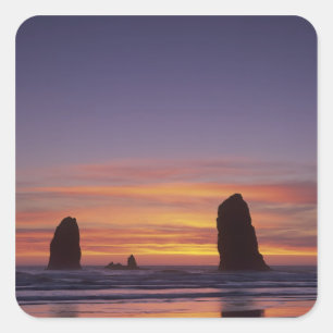 OR, Oregon-Küste, Cannon Beach, Felsstapel bei Quadratischer Aufkleber