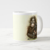 Orang-Utan Baby mit Blätter Jumbo-Tasse (Vorderseite Rechts)