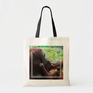 Orang-Utan-Mutter mit Baby Tragetasche