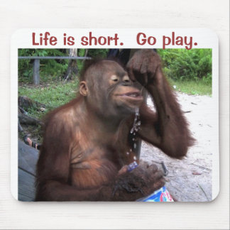 Orang-Utan spritzt im Wasser Mousepad