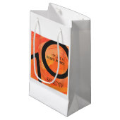 Orange 70 Decade Geburtstag Kleine Geschenktüte (Vorderseite Schrägansicht)