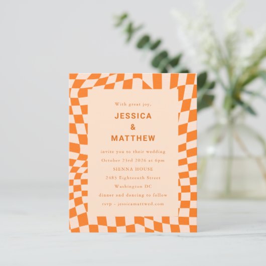 Orange Abstrakte Karo Einladung zur Hochzeit (Stehend Vorderseite)