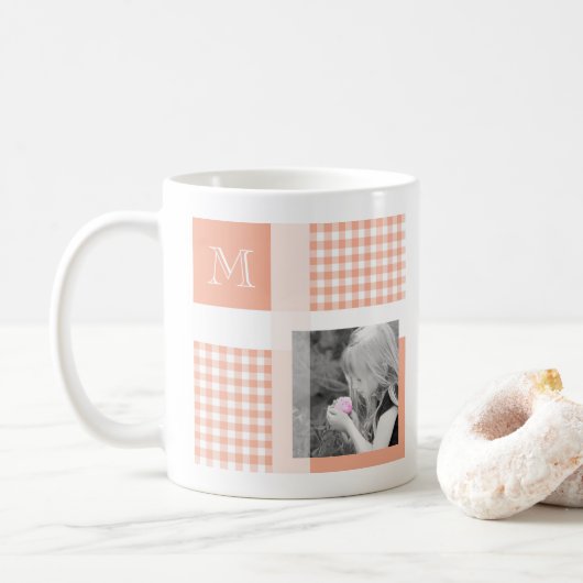 Orange Add Your Foto Gingham Modern Monogram Kaffeetasse (Mit Donut)