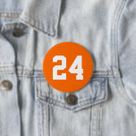 Orange and White Athlete Jersey Number Button<br><div class="desc">Freuen Sie sich auf Ihr Lieblings-Sportteam, Ihren Fußballspieler oder zeigen Sie einfach Ihren Schulstolz mit einem personalisierten Spirituosenknopf! Personalisieren Sie Ihre Daten mit der Jerseynummer eines Spielers oder einem anderen benutzerdefinierten Text. Ideal für Fußball, Basketball, Baseball und Fußball! Erstellen Sie individuelle Buttone für das ganze Team, Cheerleader, Eltern und Geschwister,...</div>